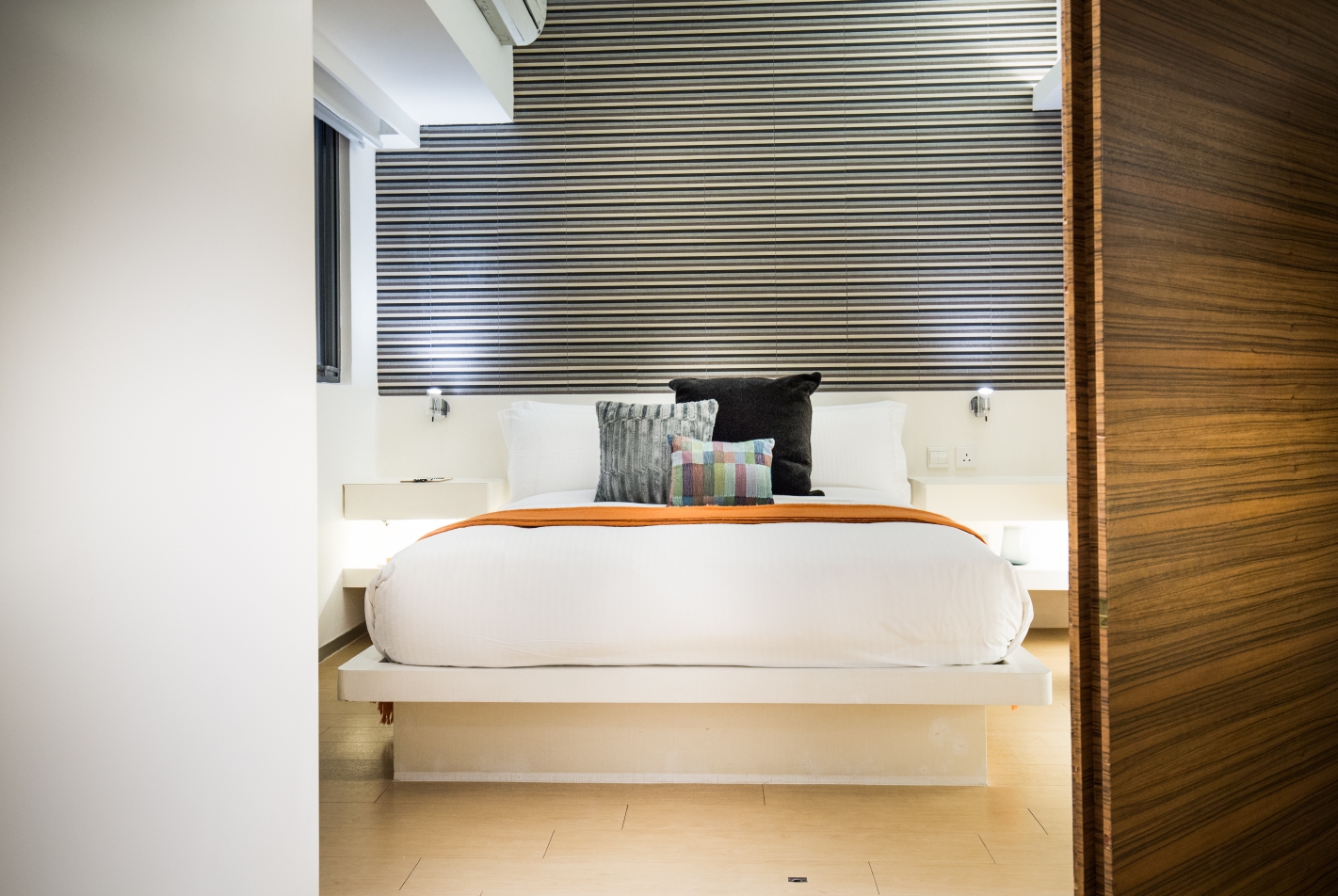 The V 銅鑼灣服務式住宅的一房間，配備一張大床